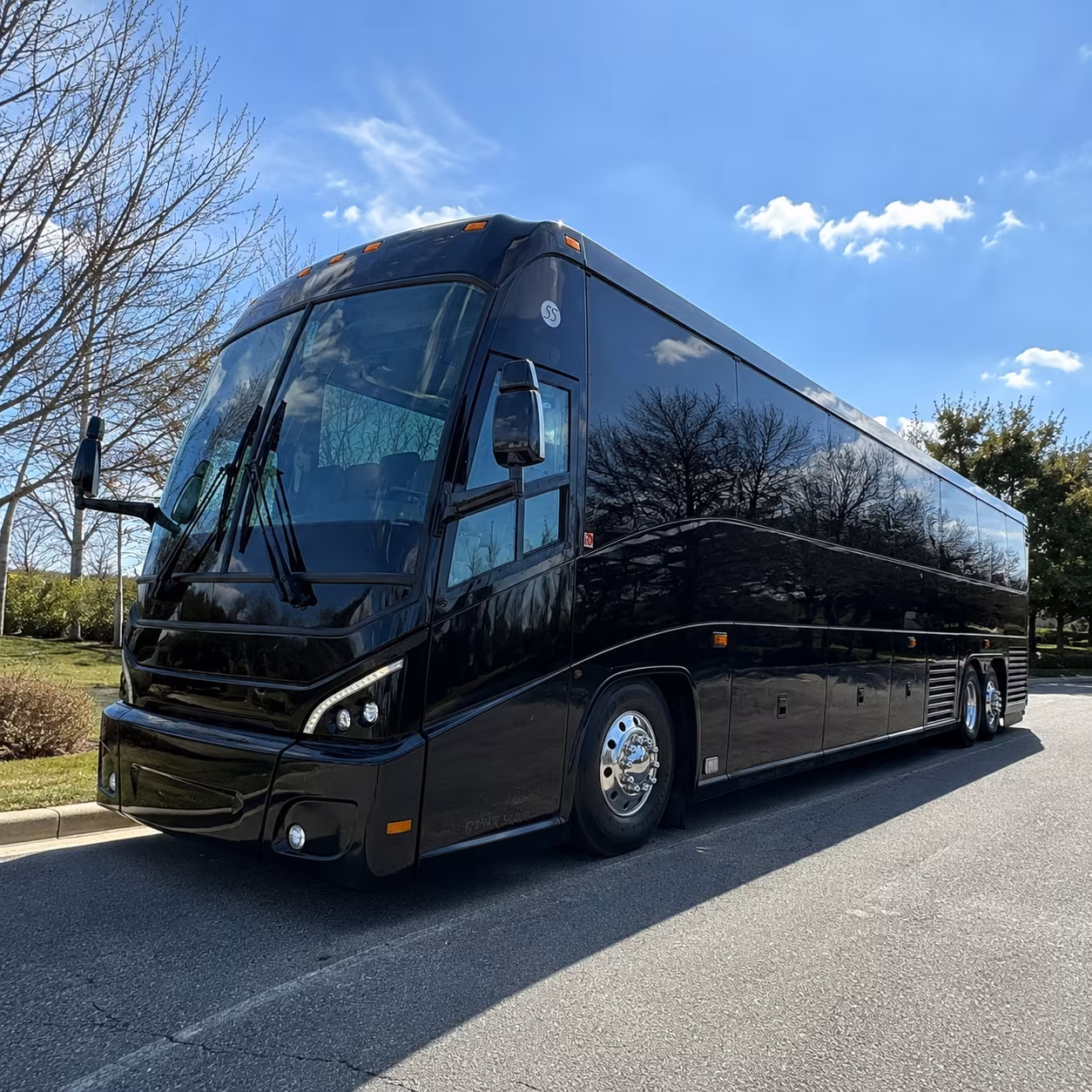 shuttle buses for large groups flying out of aus during austin s busiest travel weekends